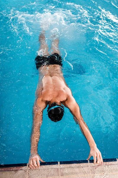 Bovenaanzicht Van Zwemmer Duiken Water Zwembad — Stockfoto