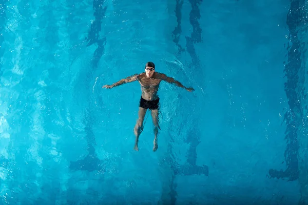 水泳プールでの筋力トレーニングのトップビュー — ストック写真