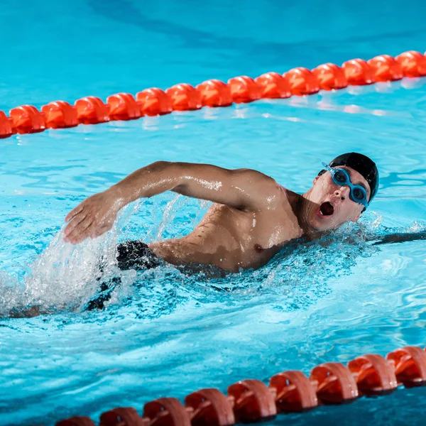 Gotas Agua Cerca Nadador Atlético Con Entrenamiento Bucal Abierto Piscina —  Fotos de Stock