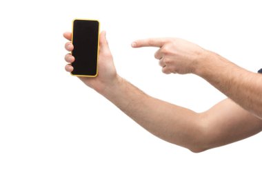 Beyazda izole edilmiş akıllı telefonu işaret eden adam görüşü 