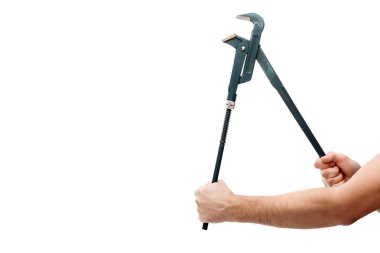 Kesilmiş pense tutan adam görüntüsü beyaza izole edilmiş.