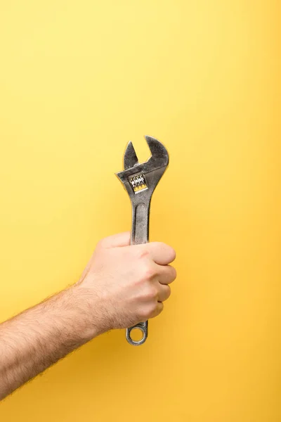 Vista Recortada Del Hombre Sosteniendo Llave Sobre Fondo Amarillo — Foto de Stock