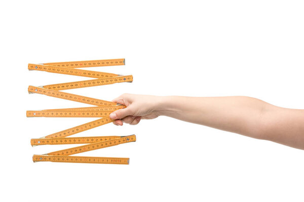 обрезанный вид женщины, держащей измерительную ленту изолированной на белом
 