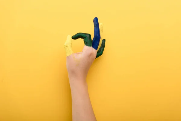 Vista Cortada Mulher Com Dedos Coloridos Mostrando Gesto Fundo Amarelo — Fotografia de Stock