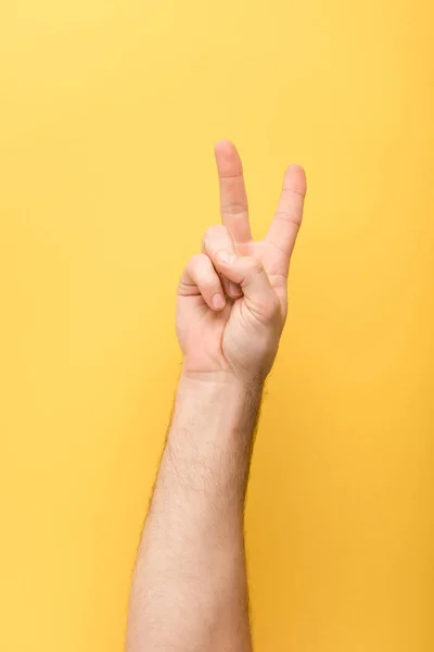 Καλλιεργημένη Άποψη Του Ανθρώπου Που Δείχνει Χειρονομία Ειρήνης Κίτρινο Φόντο — Φωτογραφία Αρχείου