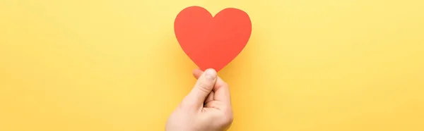 Plano Panorámico Del Hombre Sosteniendo Tarjeta Forma Corazón Aislado Amarillo — Foto de Stock