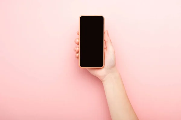 Ausgeschnittene Ansicht Einer Frau Mit Smartphone Auf Rosa Hintergrund — Stockfoto