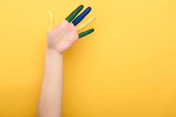 Vista Cortada Mulher Com Dedos Coloridos Fundo Amarelo — Fotografia de Stock