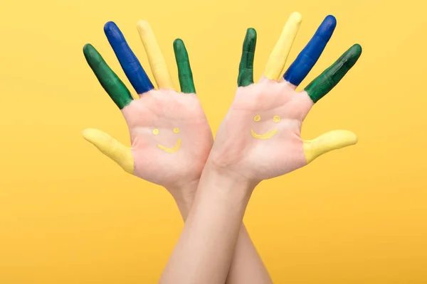 用五颜六色的手指将手掌隔离在黄色上的妇女的剪影 — 图库照片