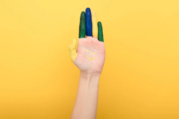 Kırpılmış Kadın Görüntüsü Sarı Renkte Izole Edilmiş Renkli Parmaklar Gösteriyor — Stok fotoğraf