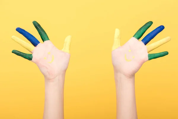 Ausgeschnittene Ansicht Einer Frau Mit Bunten Fingern Auf Gelbem Grund — Stockfoto