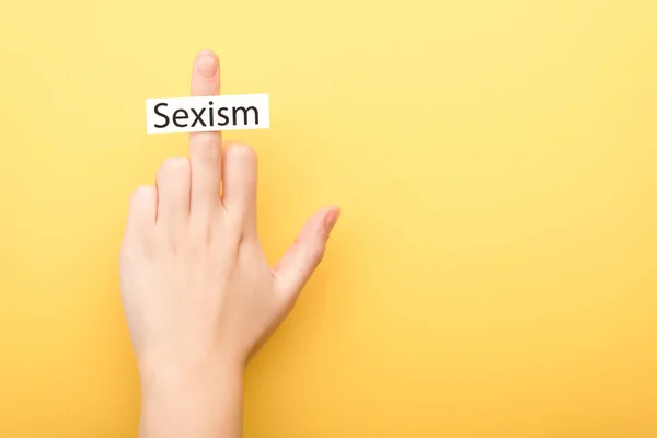 Обрезанный Вид Мужчины Показывающего Средний Палец Карточным Сексизмом Изолированным Желтом — стоковое фото