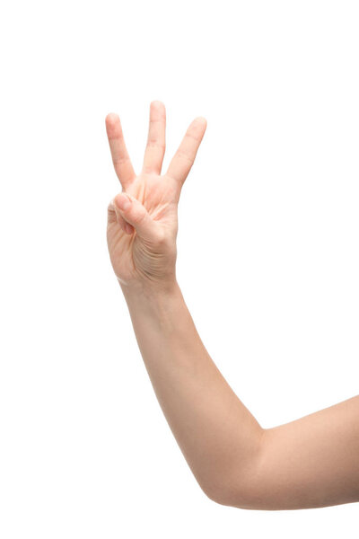 обрезанный вид женщины показывая три пальца жест изолирован на белом
