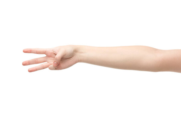 Обрезанный вид женщины, показывающей три изолированных пальца на белом
