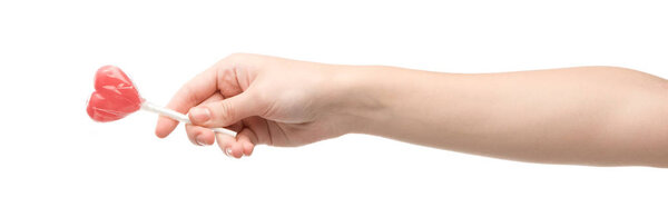 панорамный снимок женщины, держащей леденец в форме сердца, изолированный на белом
