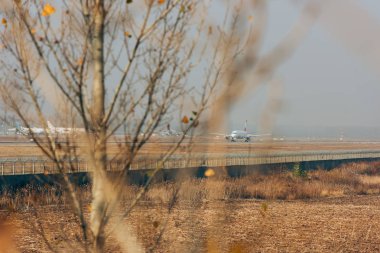 Jet uçağının pistteki seçici odak noktası 