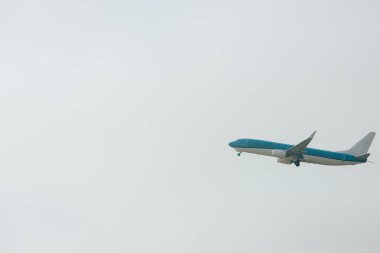 Fotokopi aletiyle bulutlu gökyüzünde havalanan bir jet uçağı.