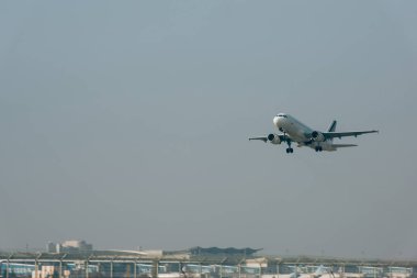 Jet uçağının havalimanı pistinden kalkışı.