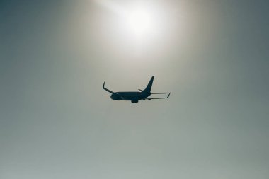 Arka planda güneş olan ticari uçağın kalkışı
