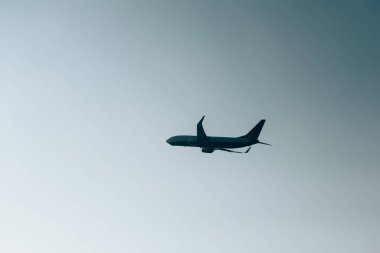 Gökyüzündeki düzlemin siluetinin düşük açılı görüntüsü