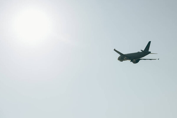 Низкий угол обзора самолета в ясном небе с солнцем
