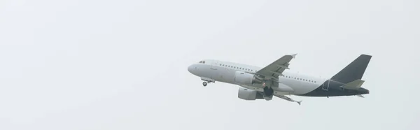 Vliegtuig Stijgt Bewolkte Lucht Panoramisch Schot — Stockfoto