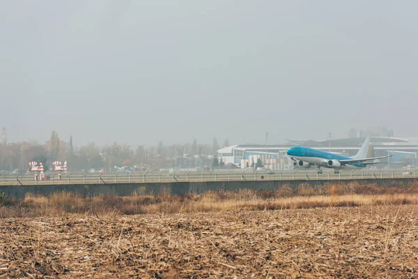 Avião Pista Campo Com Céu Nublado Fundo — Fotografia de Stock