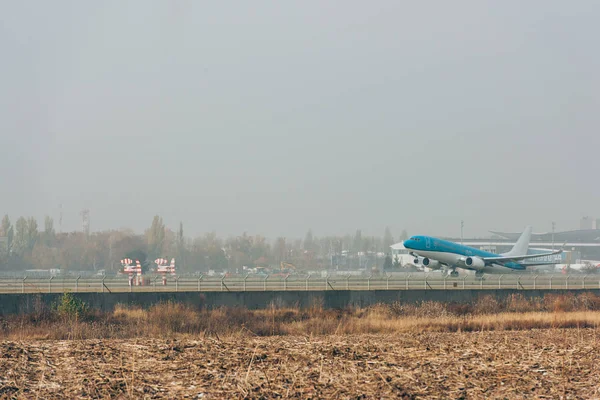 Vertrek Van Het Vliegtuig Het Vliegveld Met Bewolkte Lucht Achtergrond — Stockfoto