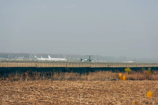 背景是多云的机场上的商业飞机 — 图库照片