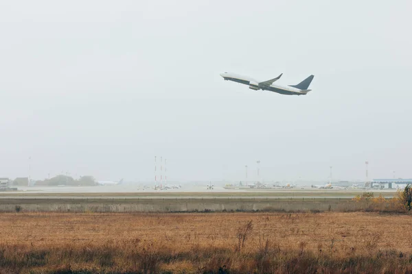 Airplane Landing Airport Runway Cloudy Sky Background — Stock Photo, Image