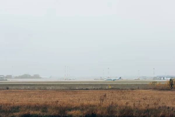 Airplane Airport Runway Cloudy Sky Background — Stock Photo, Image