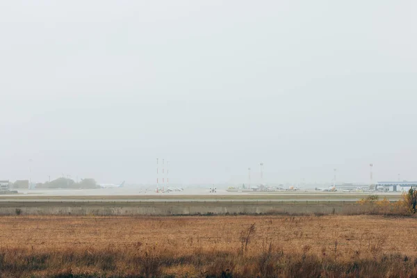 Airplanes Airfield Highway Cloudy Sky Background — Stock Photo, Image