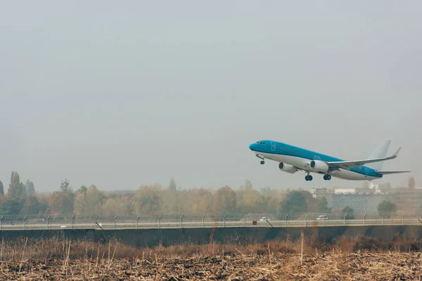 Vertrek Van Het Commerciële Vliegtuig Landingsbaan Van Luchthaven — Stockfoto