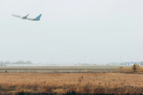 Αναχώρηση Αεροπλάνου Στο Αεροδρόμιο Συννεφιασμένο Ουρανό — Φωτογραφία Αρχείου