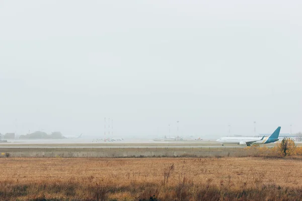 Vliegtuig Start Landingsbaan Met Vliegtuigen Vliegveld Snelweg — Stockfoto