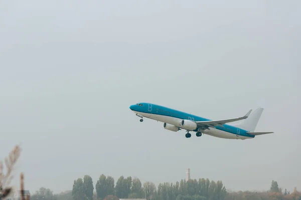 Laag Hoekzicht Van Het Vertrek Van Het Vliegtuig Bewolkte Lucht — Stockfoto