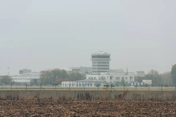 활주로 건물들이 비행장 구름낀 — 스톡 사진