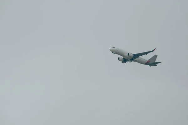 Tiefflug Ansicht Des Düsenflugzeugs Bei Bewölktem Himmel — Stockfoto