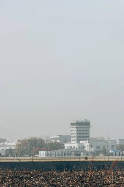 Bâtiments Aéroportuaires Avec Piste Sur Aérodrome Ciel Nuageux — Photo