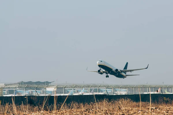 Saída Voo Avião Pista Aeroporto — Fotografia de Stock