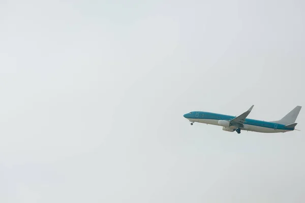 Samolot Odrzutowy Startujący Pochmurnym Niebie Przestrzenią Kopiowania — Zdjęcie stockowe