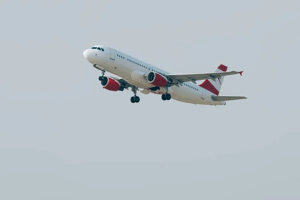 Odlot Samolotu Komercyjnego Zachmurzonym Niebie — Zdjęcie stockowe