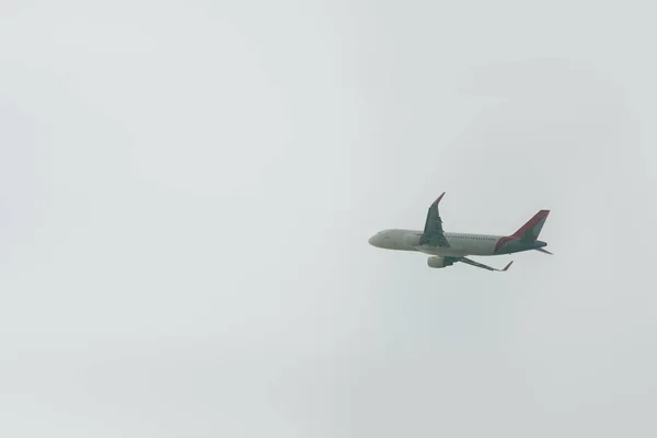 Vista Ángulo Bajo Salida Vuelo Del Avión Cielo Nublado — Foto de Stock