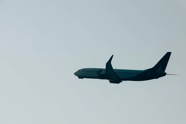 Arka Planda Gökyüzü Olan Uçağın Alçak Açılı Görüntüsü — Stok fotoğraf