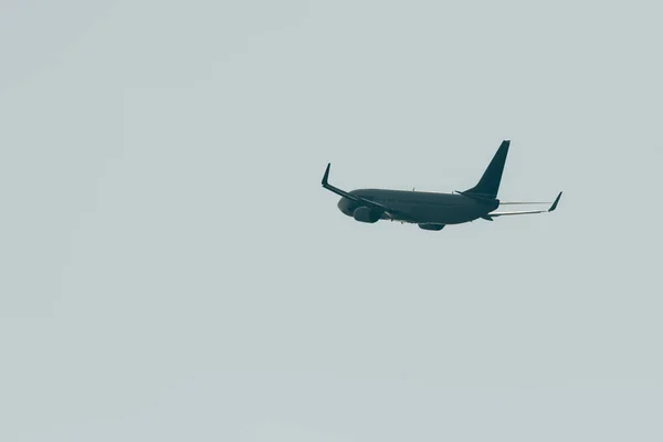 Vertrek Van Het Commerciële Vliegtuig Met Bewolkte Lucht Achtergrond — Stockfoto