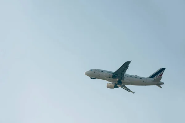 Nízký Úhel Pohledu Tryskové Letadlo Modré Obloze — Stock fotografie