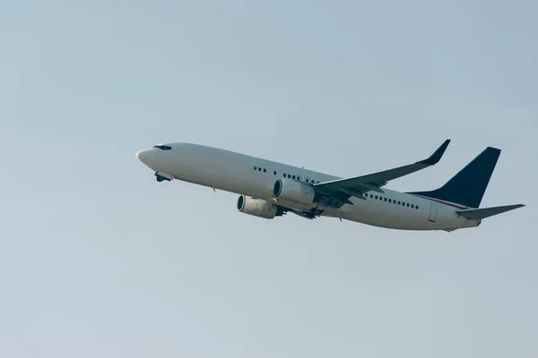 Odlot Samolotu Komercyjnego Bezchmurnym Niebie — Zdjęcie stockowe
