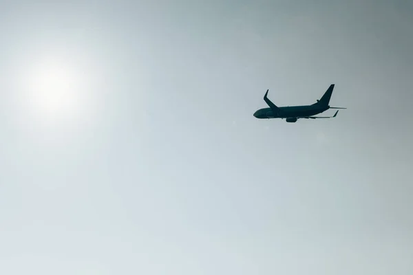 Niski Kąt Widzenia Sylwetki Samolotu Odrzutowego Słońcem Czystym Niebie — Zdjęcie stockowe