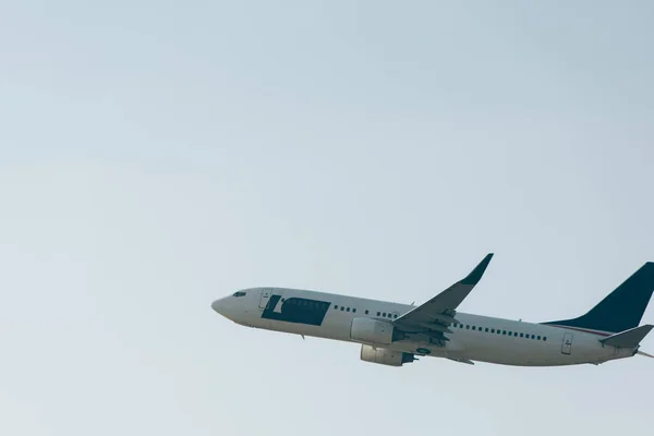 Літак Приземляється Блакитним Небом Задньому Плані — стокове фото