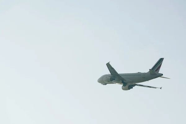 Vliegtuig Vertrek Heldere Lucht Met Kopieerruimte — Stockfoto